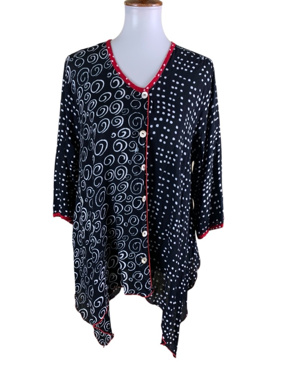 Lyng Black White Mixed Print Blouse Red Trim Button Front‎ Asymmetrical Hem Top